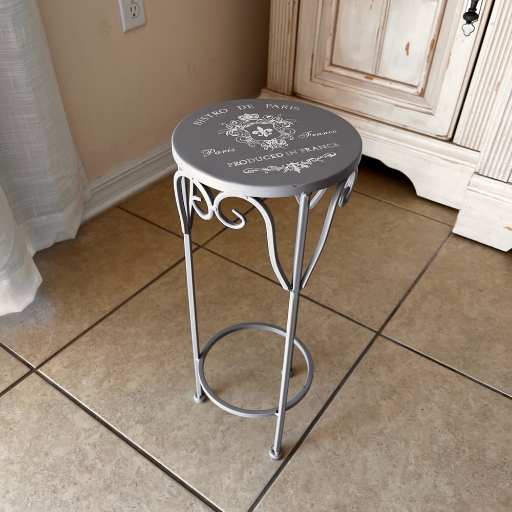 gray coffee table Bistro de Paris